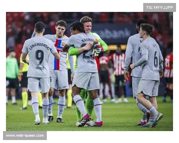 西甲裁判争议判罚，巴萨德容红牌引讨论