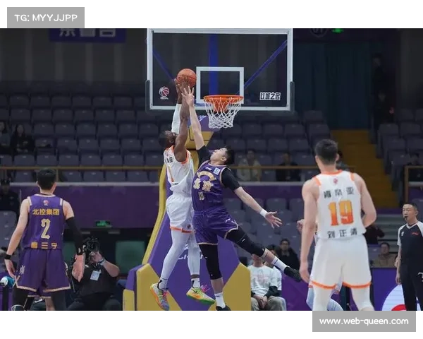 特写：终场哨响，无缘季后赛的江苏肯帝亚老将易立低头久久不语